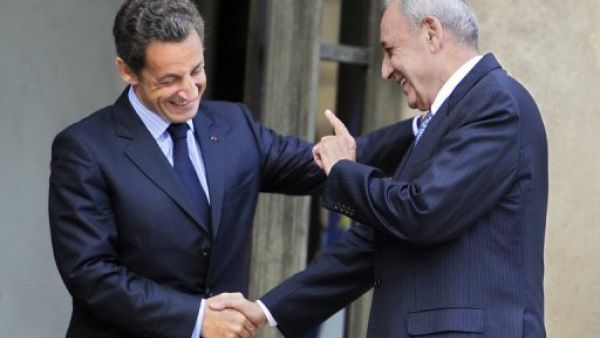 الرئيس الفرنسي نيكولا ساركوزي (يسار) مصافحا رئيس مجلس النواب اللبناني نبيه بري في الاليزيه 