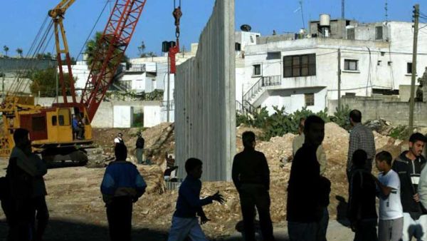 6 أمتار ارتفاع الجدار الذي سيطوق ثمانين ألف نسمة تقطن المخيم