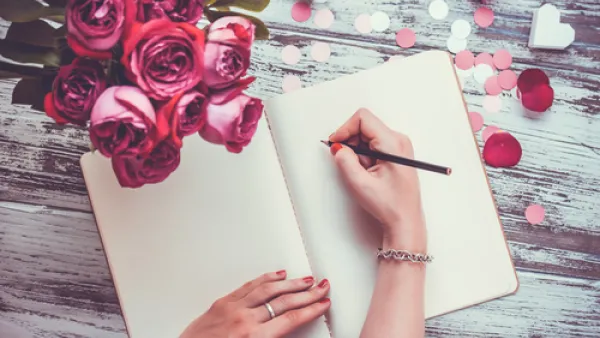الكلمات الجميلة تقرب القلوب لبعضها
