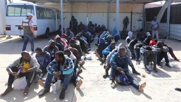 انتشال مئات المهاجرين من البحر بين ليبيا وإيطاليا
