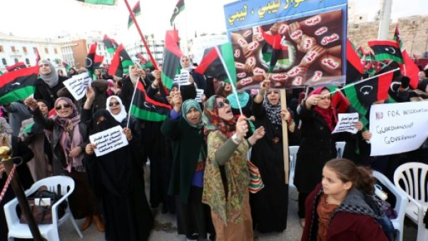ليبيون يتظاهرون رفضا لاتفاقية برعاية الامم المتحدة حول تشكيل حكومة وحدة وطنية في طرابسلس
