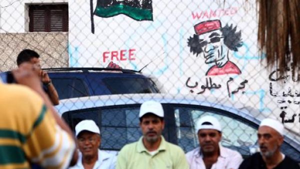 ليبيون يتابعون مباراة في كرة القدم في طرابلس ضمن دورة من تنظيم جمعيات محلية والامم المتحدة
