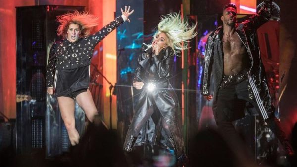 ليدي غاغا محتشمة في مهرجان كوتشيلا وهذه هي مفاجأتها للجمهور