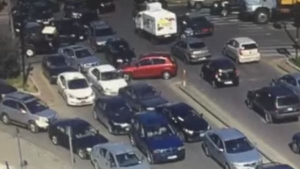 دورية حرس جمهوري لبناني تعتدي بالضرب على شرطي مرور - يوتيوب 