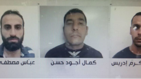 العملاء الثلاثة تم تجنيدهم عبر الإنترنت 
