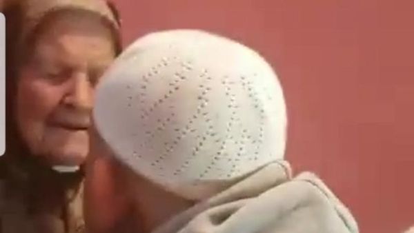 المسن أبو فارق يسكن مخيم برج البراجنة بلبنان منذ النكبة