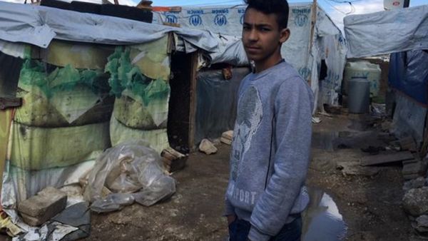 السياسيون اللبنانيون يخشون أن يقع الأطفال السوريون الأميون ضحية استقطاب المتطرفين اللبنانيين
