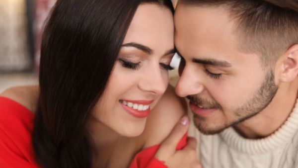 الحب هو الذي يبدأ بالإعجاب والانجذاب من النظرة الأولى