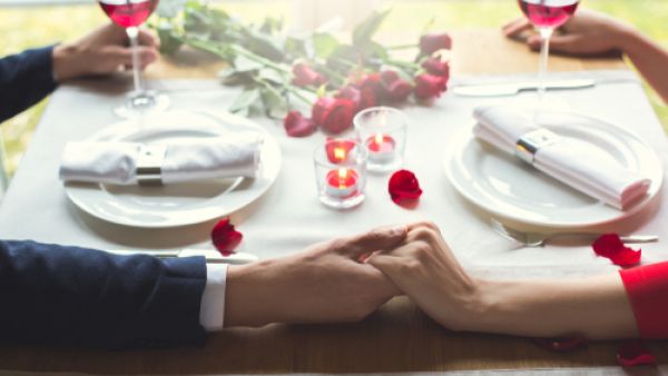 يمكنك توزيع إضاءة خافتة وبعض الاكسسوارات المستوحاة من روح الفالنتاين