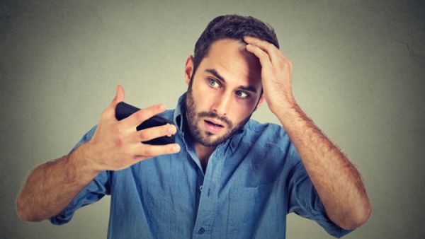 إذا كنت تلاحظ أنك تعاني من مشاكل تساقط الشعر فاعلم أن التدخين هو السبب