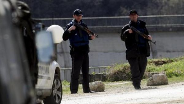 شرطيان عند نقطة تفتيش بشمال مقدونيا
