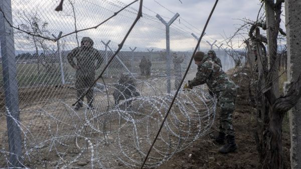 Macedonian soldiers build a second border fence parallel to an existing one, on February 8, 2016 in Gevgelija on its border with Greece to prevent illegal crossings by migrants. (AFP/Robert Atanasovski)