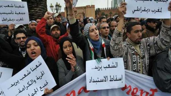 اقترب افراد عائلات المتهمين من قفص الاتهام لتحيتهم وهم يرفعون اشارة النصر  