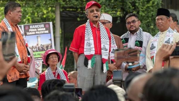 مهاتير محمد يدعو لمواجهة "الشرير" ترامب 