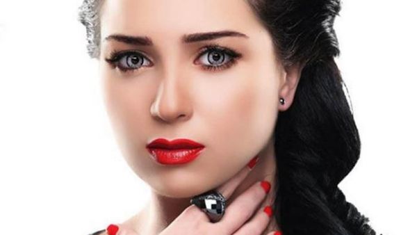 الفنانة المصرية مي عز الدين