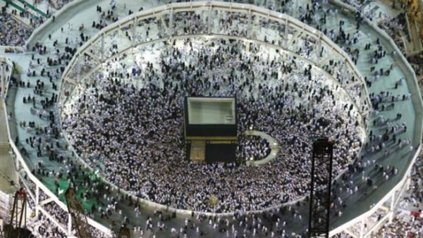 بدء إزالة جسر الطواف المؤقت من صحن الكعبة

