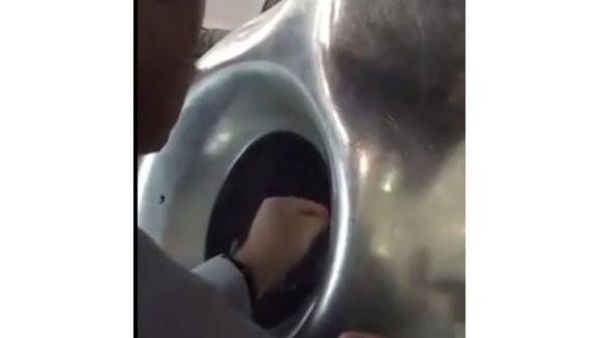 يظهر المقطع لحام إطار الحجر المتميز باللون الفضي اللامع 