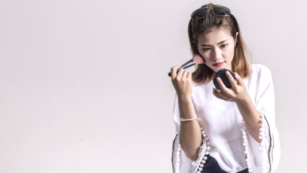 لإخفاء الكلف ضعي خافي العيوب على البشرة والرقبة بالكامل