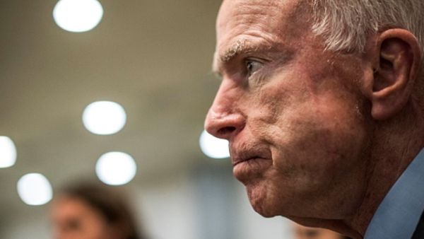 بعد يومين من الوفاة.. ترامب يأمر بتنكيس العلم تكريما لماكين 