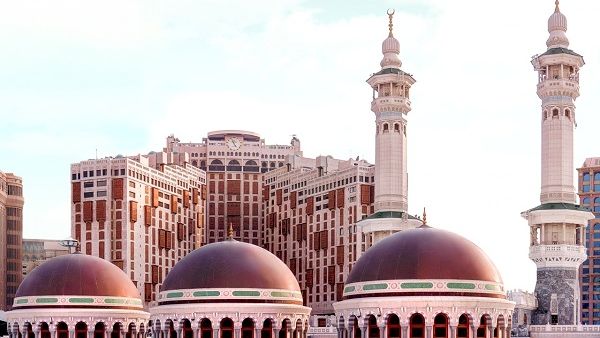 يُعدّ فندق مكة ميلينيوم الذي يتكون من 614 غرفة وجناحاً مثالًا يحتذى به للإبتكار والضيافة العربية الأصيلة.