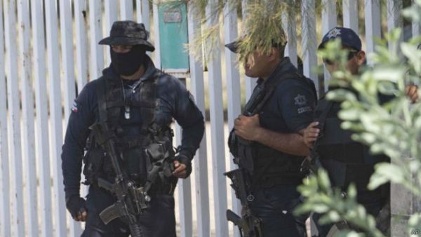 قال مسؤولون محليون إن القتلى بينهم عدد من أفراد الشرطة