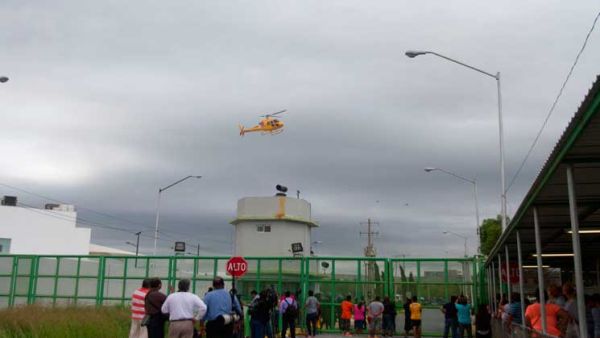 أظهرت لقطات تلفزيونية دخاناً منبعثاً من السجن 