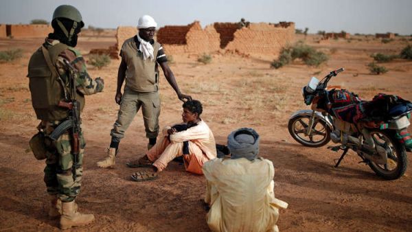 رئيس مالي يعزل اثنين من الجنرالات بعد مذبحة عرقية وهجوم للمتشددين
