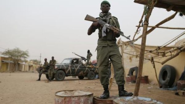 جنودا نقلوا المجموعة الثلاثاء من مخيم اللاجئين الواقع في مالكوهي