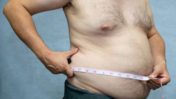 يمكن للرجل التخلص من دهون البطن من خلال اللجوء إلى ممارسة تمارين التمدد

