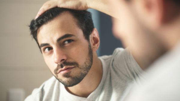 تعمل الزيوت النباتيّة، مثل زيت جوز الهند، وزيت الزيتون على تغذية شعرك