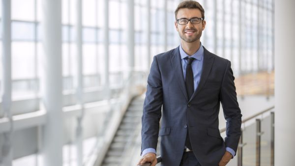رجل برج الحمل يحب أن يكون محور الاهتمام
