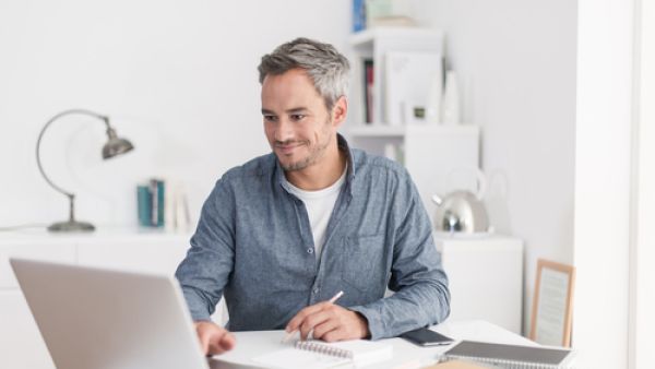 استخدام الإنترنت الزائد عن الحد على الأطفال يؤدي للعزلة الاجتماعية