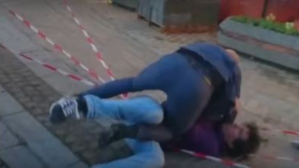 شاب يصفع رئيس وزراء فرنسا السابق مانويل فالس 