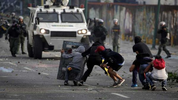 واشنطن قلقة من الوضع في فنزويلا وتنفي اتهامات بتدبير انقلاب
