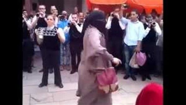 وصلة رقص فتاة منقبة في المغرب