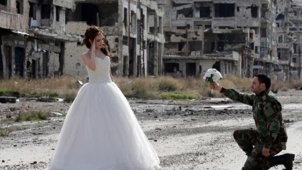 Newly-wed Syrian couple Nada Merhi and Hassan Youssef pose for a wedding picture. (AFP/Joseph Eid) Newly-wed Syrian couple Nada Merhi and Hassan Youssef pose for a wedding picture. (AFP/Joseph Eid)