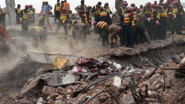 ارتفاع عدد قتلى انهيار مصنع في باكستان الى 45 شخصا