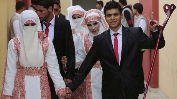 Palestinian bride Marwa Mousa and her groom Ahmed Abu Salama take part in a mass wedding ceremony in Gaza City, on April 11, 2015. (AFP/File)