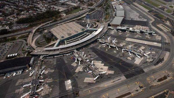 إعادة فتح صالة ركاب بمطار في نيويورك بعد إخلائها