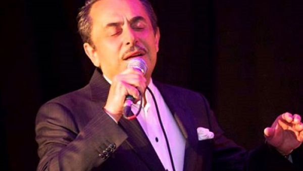 ملحم بركات يغني على مسرح مهرجان (موازين)