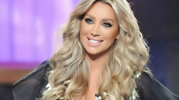 مايا دياب تطل على جمهورها بالشعر الأخضر 