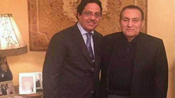 مبارك مبتسما في أول ظهور له خارج السجن