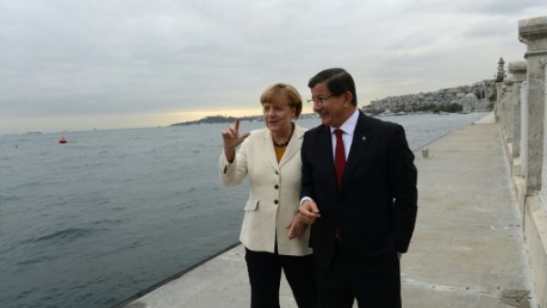 ميركل في تركيا سعيا لوقف تدفق اللاجئين الى اوروبا
