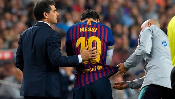الإصابة تبعد ميسي عن برشلونة في وقت حساس