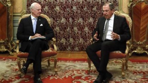 وزير الخارجية الروسي سيرجي لافروف (إلى اليمين) أثناء اجتماع مع مبعوث الأمم المتحدة الخاص لسوريا ستافان دي ميستورا في موسكو يوم الثلاثاء
