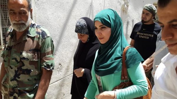 زوجة دحلان في جولة مع اللواء منير المقدح داخل مخيم عين الحلوة 