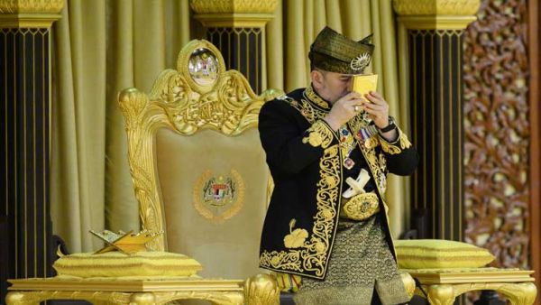 تنصيب محمد الخامس رسمياً ملكاً لماليزيا
