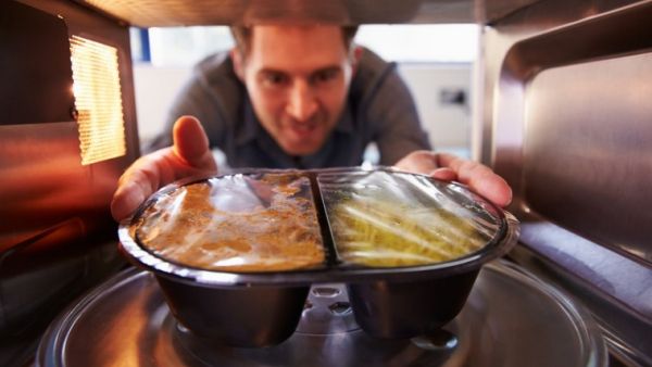 هذه ليست المرة الأولى التي يحذر فيها العلماء من استخدام أفران الميكروويف