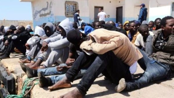 مهاجرون تم اعتراضهم قبالة السواحل الليبية، ينتظرون الاجراءات في طرابلس في 7 حزيران/يونيو 2016

