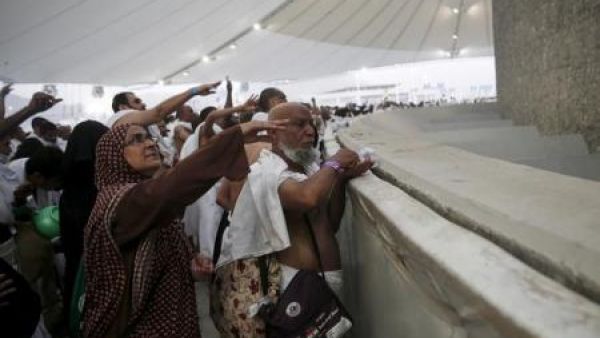 حجاج يؤدون شعيرة رمي الجمرات في منى
